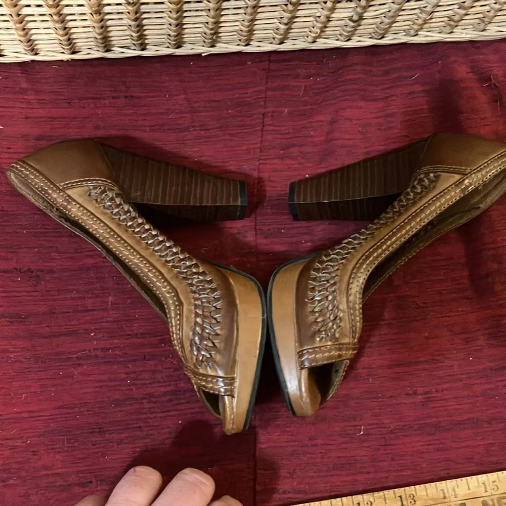 American eagle 4” heel open tie basket weave shoes